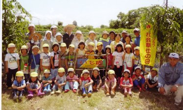 地域老人クラブの皆さんとイモ掘りの後の記念写真の画像