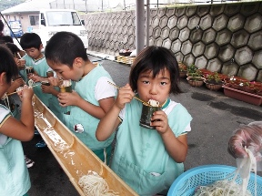 そうめん流しの画像