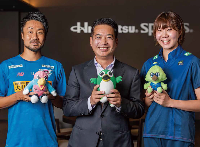 各マスコットキャラクターのぬいぐるみを持ち、笑顔のサガン鳥栖の藤田直之選手、久光スプリングスの大竹里歩選手、鳥栖市の向門市長