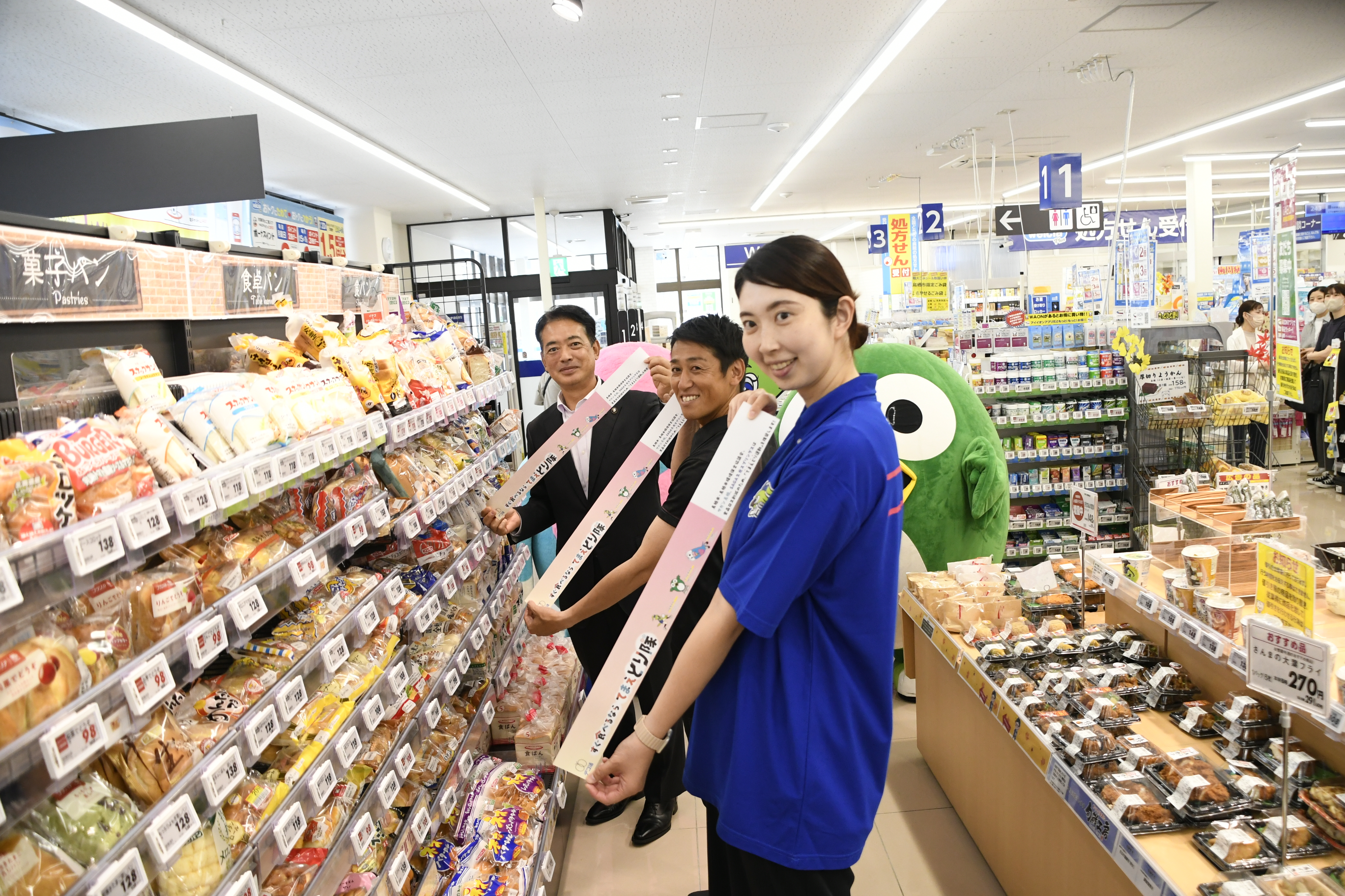 てまえどり啓発イベント時のポップ設置の様子の写真