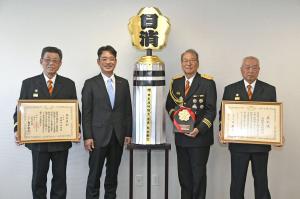 向門市長と団幹部との記念撮影