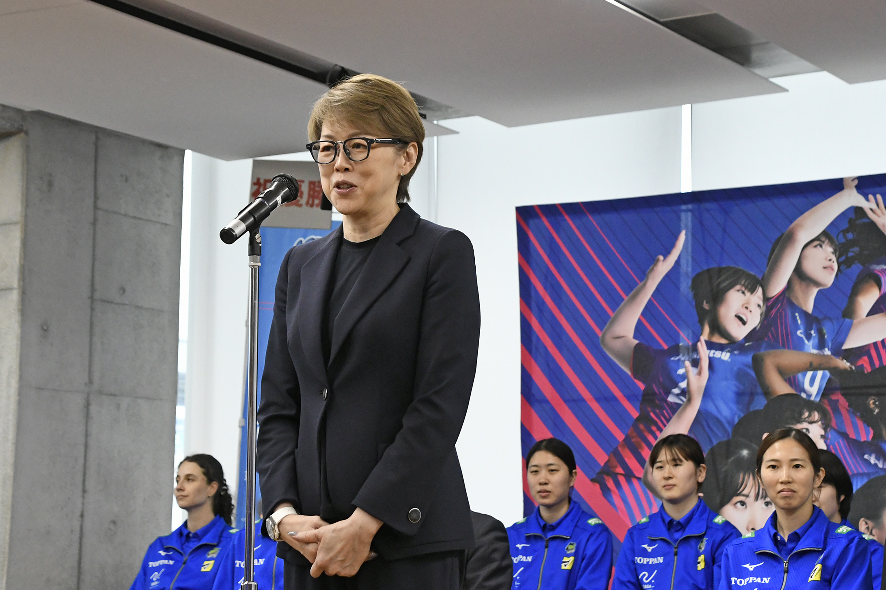 優勝を報告する中田久美ヘッドコーチ