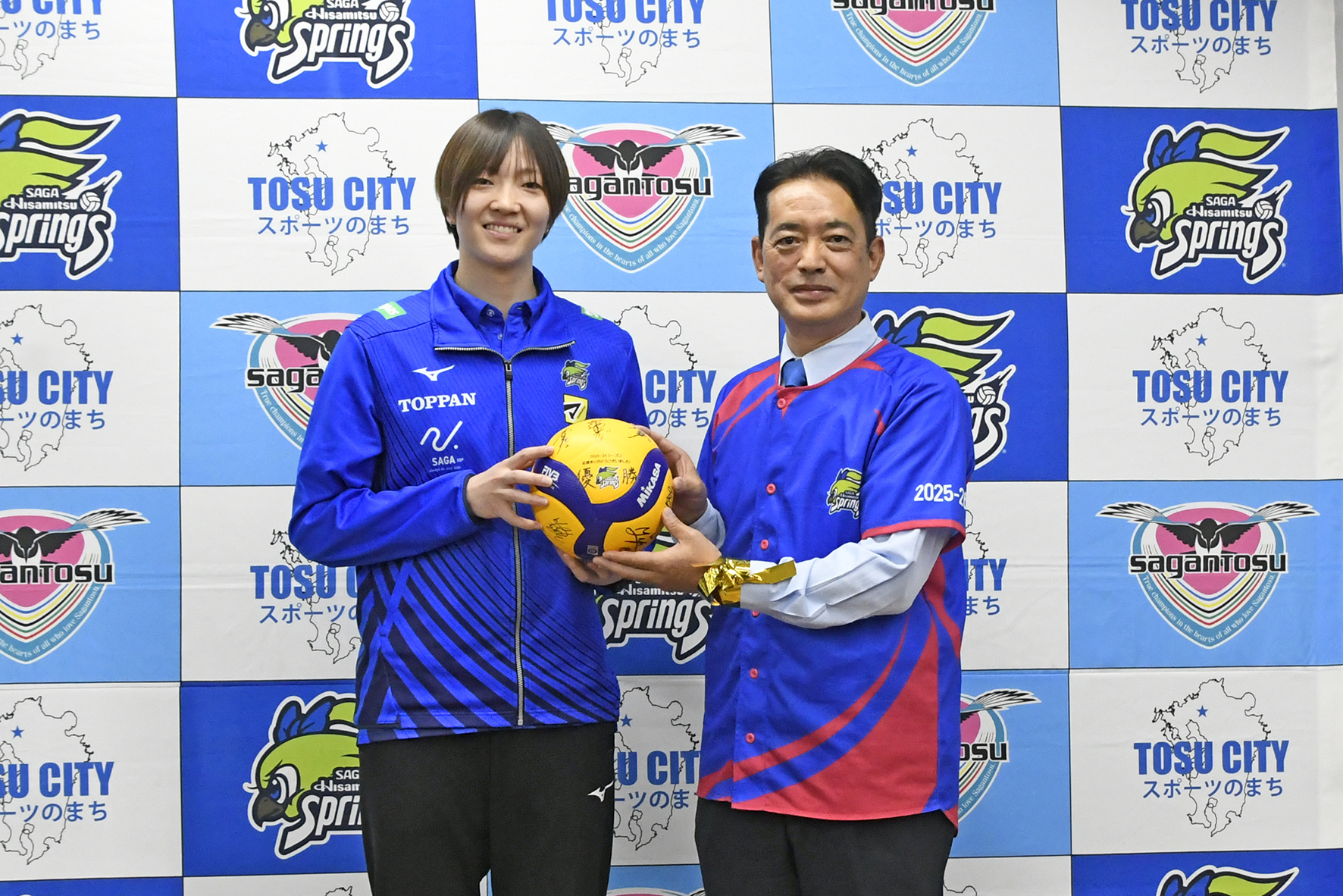向門市長に優勝記念のサインボールを渡す荒木選手