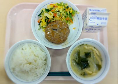 ​​献立名：ごはん れんこんハンバーグ 小松菜のソテー 大根の味噌汁 牛乳の画像