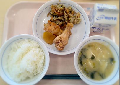 献立：ご飯・手羽元の照り煮・卯の花の炒り煮・里芋の味噌汁・牛乳の画像