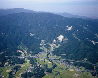 勝尾城筑紫氏遺跡全景（南上空から）の画像