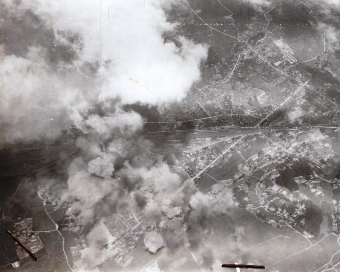 爆撃を受ける現在の曽根崎町（米マクスウェル空軍基地歴史資料室所蔵／工藤洋三氏提供）の画像