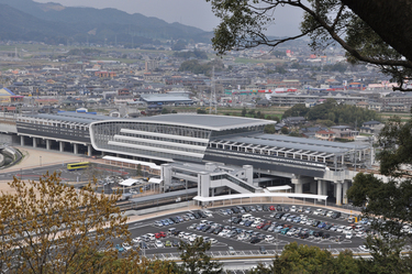 朝日山公園から見える新鳥栖駅