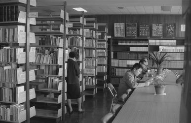 市立図書館開館当時の様子の画像