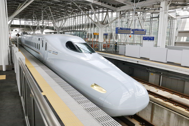 新鳥栖駅に停車する九州新幹線