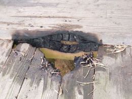 東屋の床が花火で焼かれました。（朝日山公園） の画像2