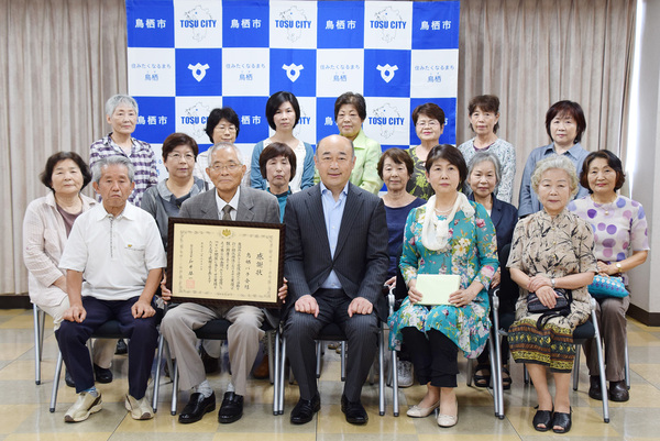 市長と「鳥栖バラ会」の皆さまの画像