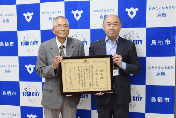 「鳥栖バラ会」会長・蘭氏（左）と市長（右）の画像