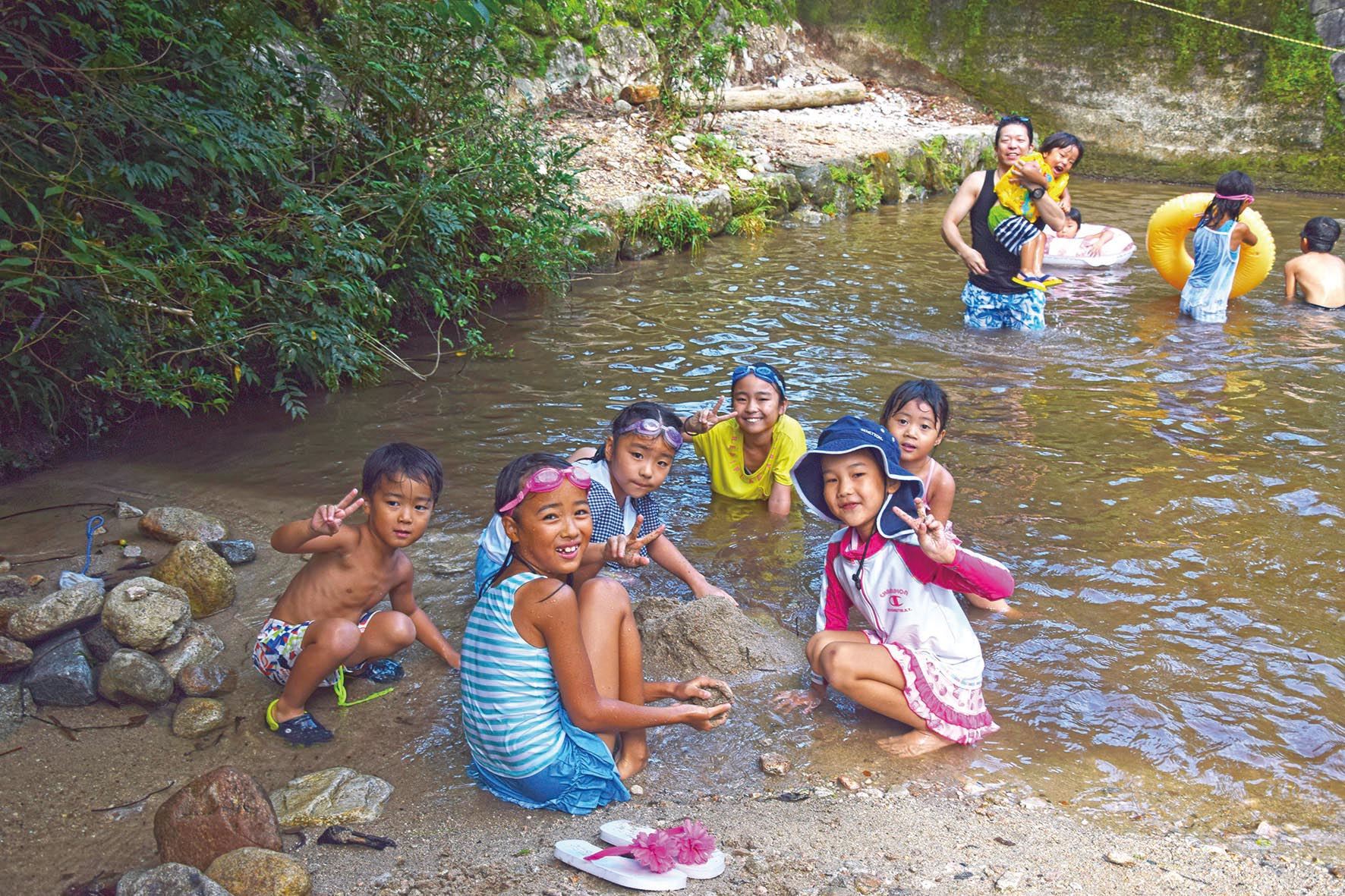 水辺でクタクタになるまで遊んで夏を満喫！の写真