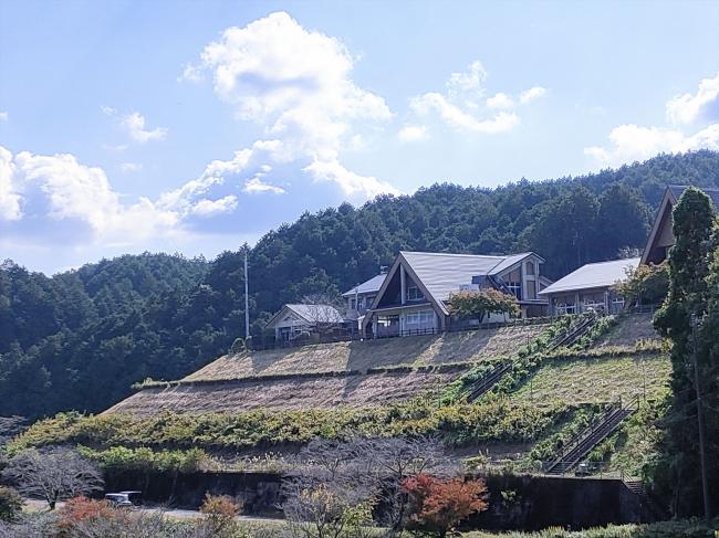 河内ダムの湖畔にたたずむロッジ風の施設「とりごえ温泉 栖の宿」の写真