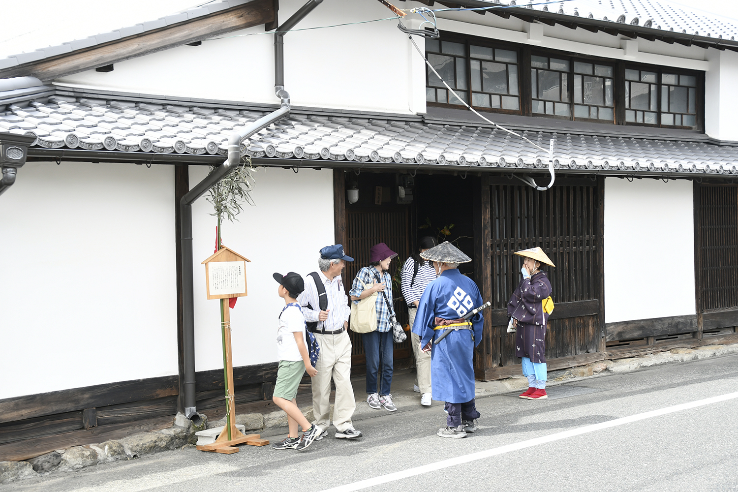 長崎街道まつりを楽しむ人々の写真