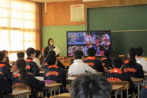 電子黒板を見ながら講話を受ける生徒の写真