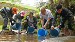 ヤマメ稚魚放流事業の様子