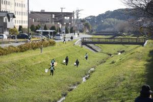 川沿いでごみを探す参加者