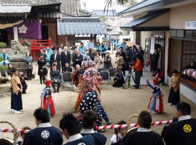 曽根崎公民館前での獅子舞