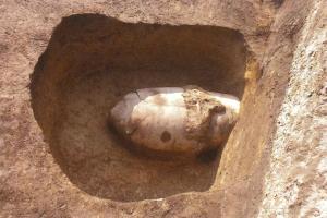遺跡で見つかった甕棺墓